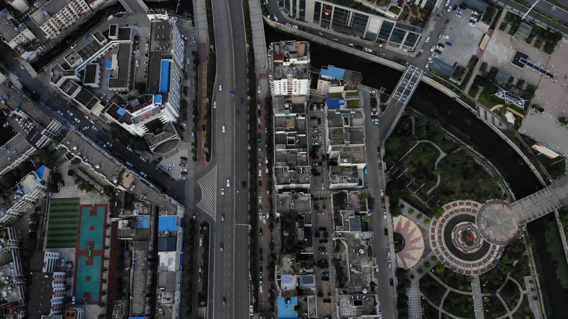 1080P航拍城市由低到高视频的预览图
