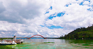 4k昆明滇池跨湖大桥蓝天白云延时视频的预览图