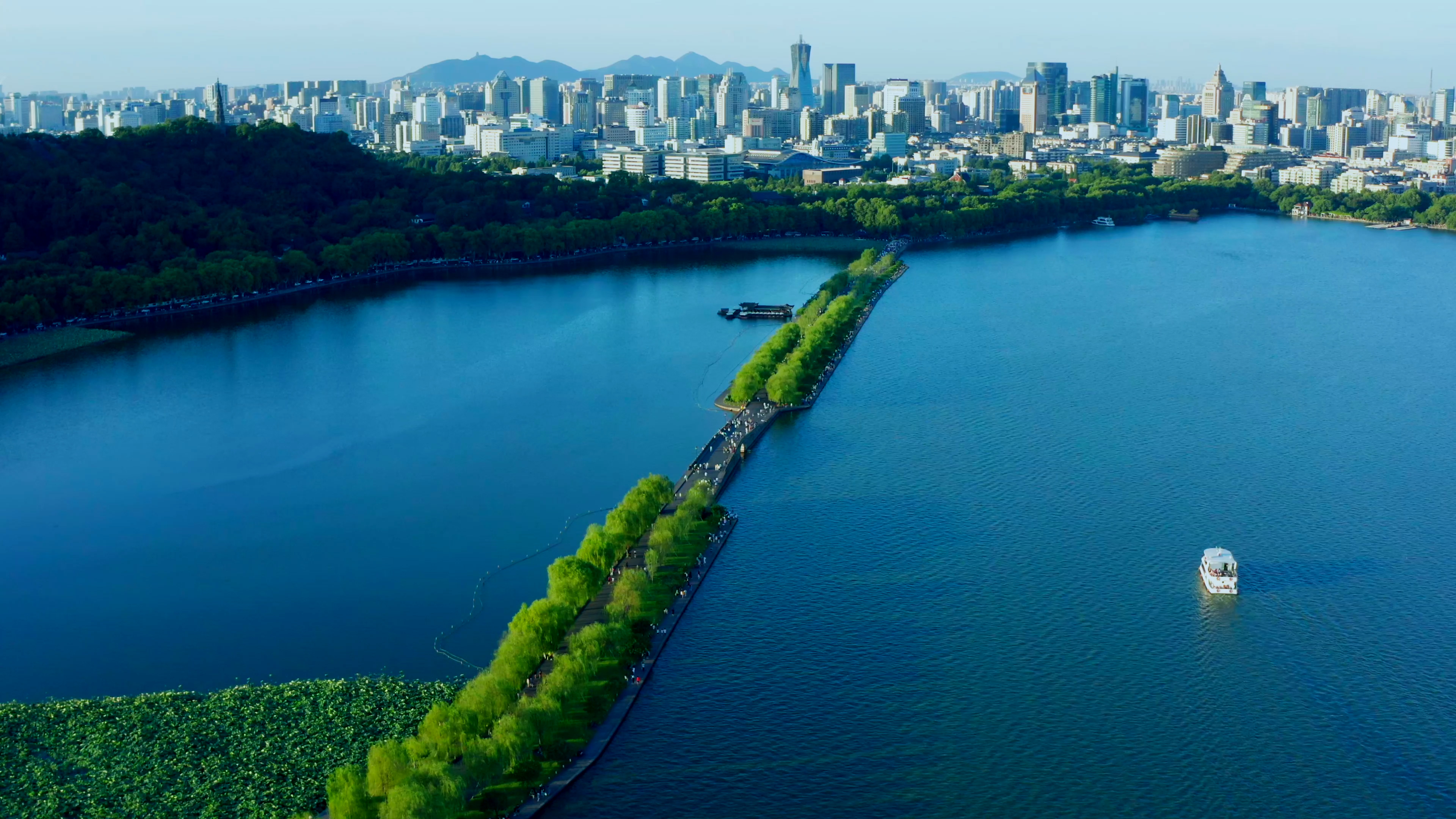 4K航拍俯拍杭州西湖断桥视频的预览图