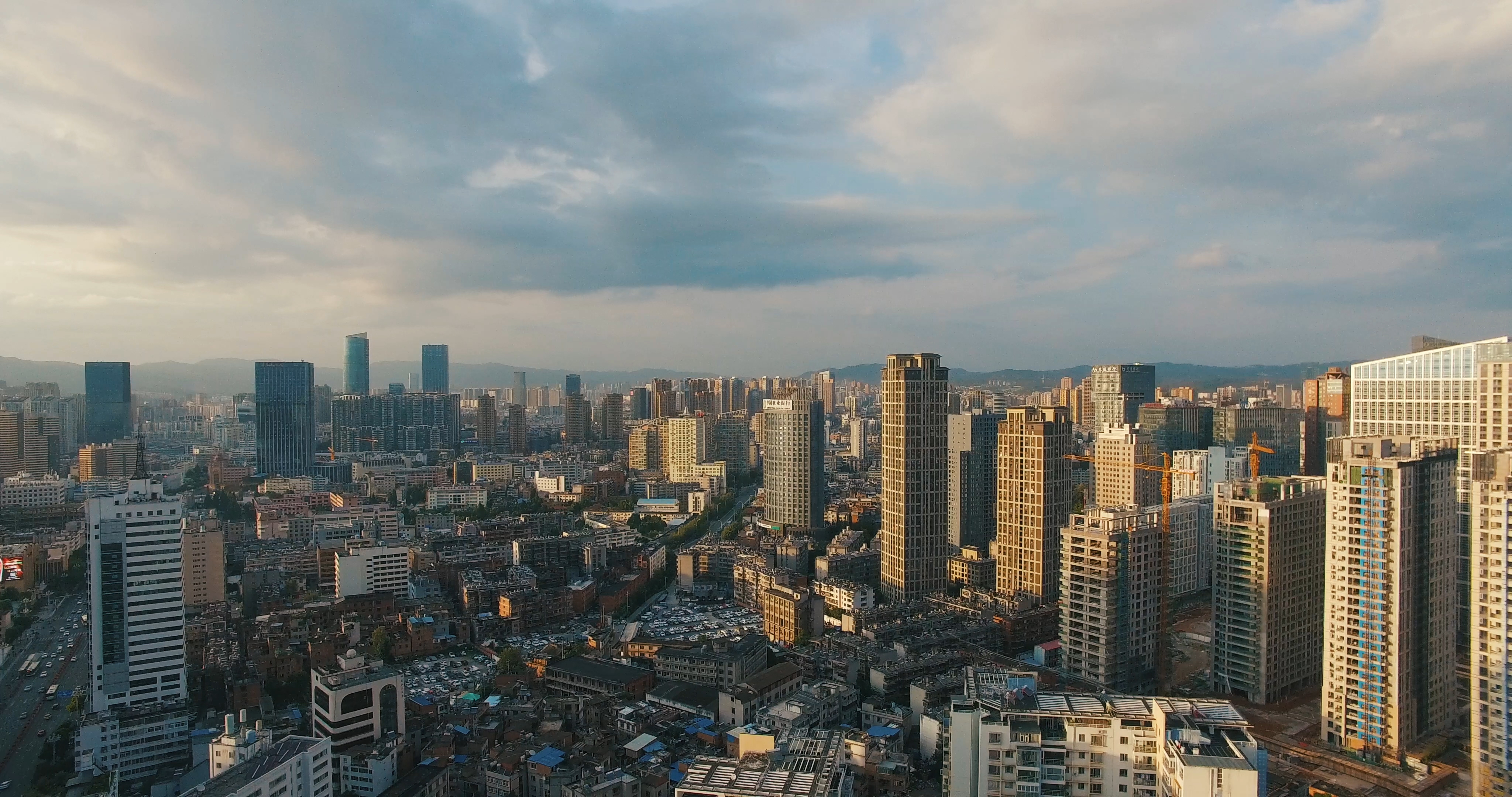 4k新一线城市黄昏建筑群航拍视频的预览图