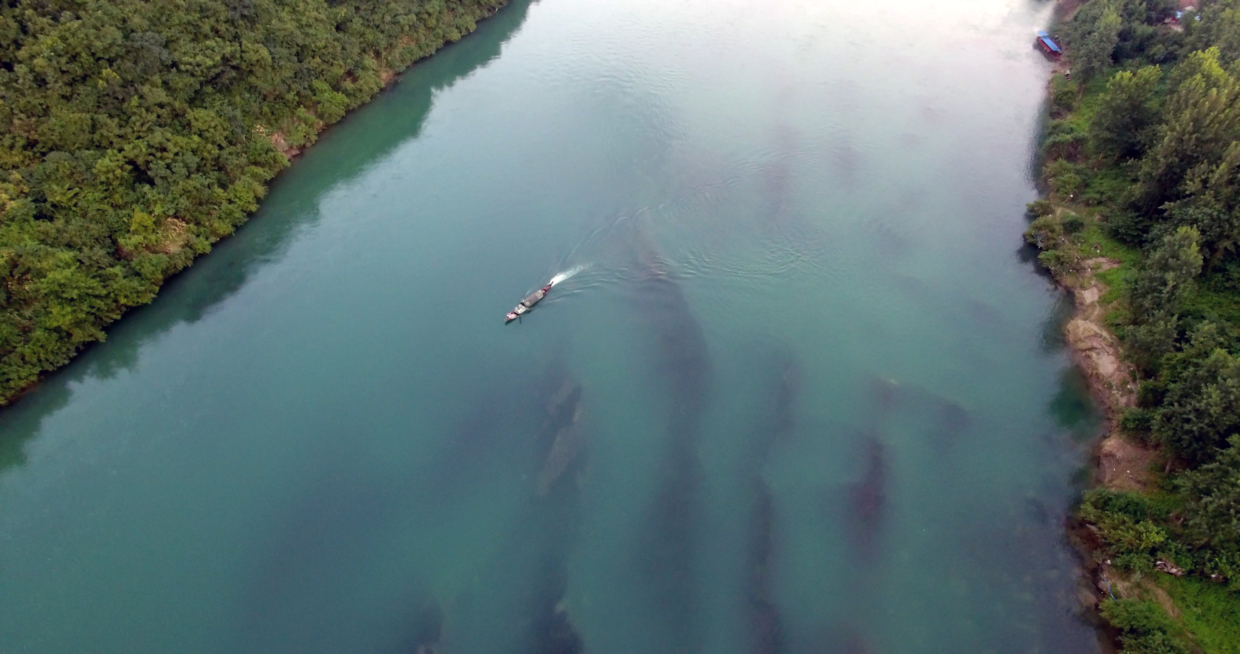 4K高清航拍河中泛舟视频的预览图