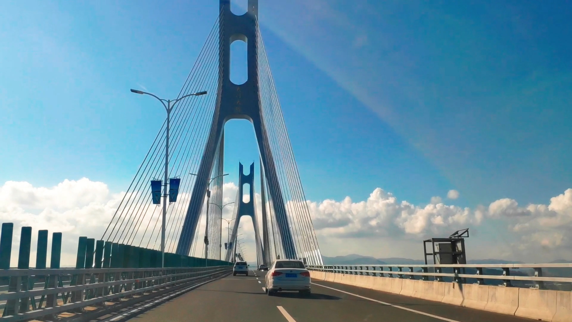 1080P实拍大桥上开车视频的预览图
