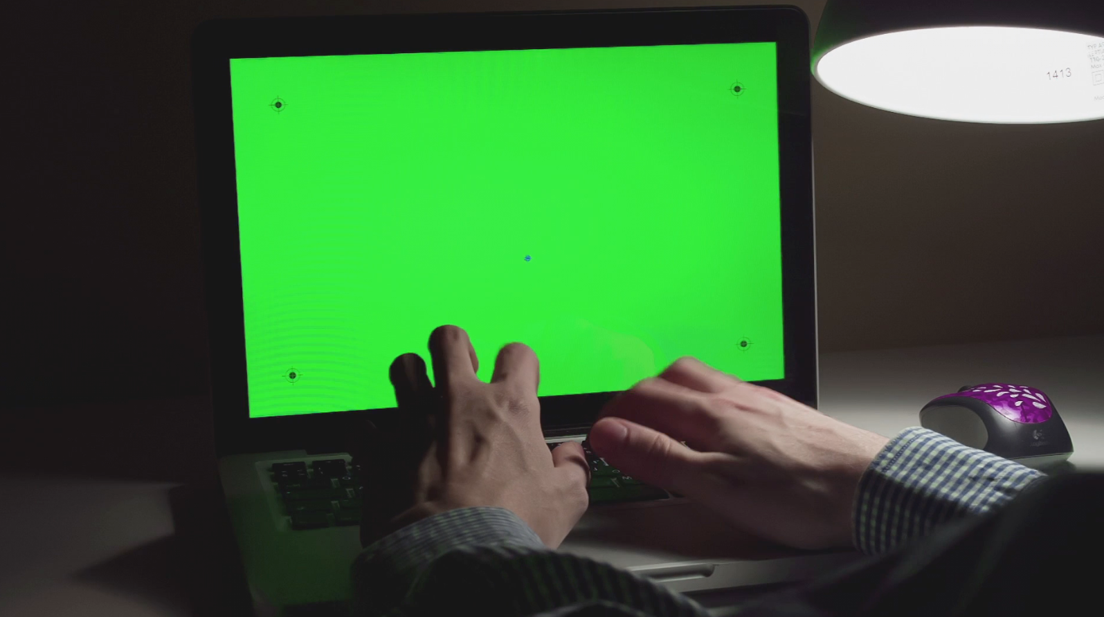 绿布抠图真实拍摄实拍电脑打字视频的预览图