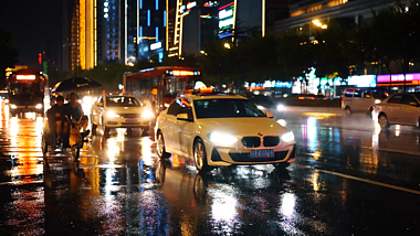 1080p升格慢动作雨中穿梭的车流视频的预览图