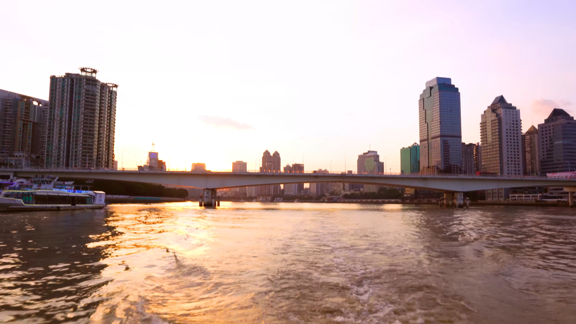 4K桥下江面夕阳风光视频的预览图