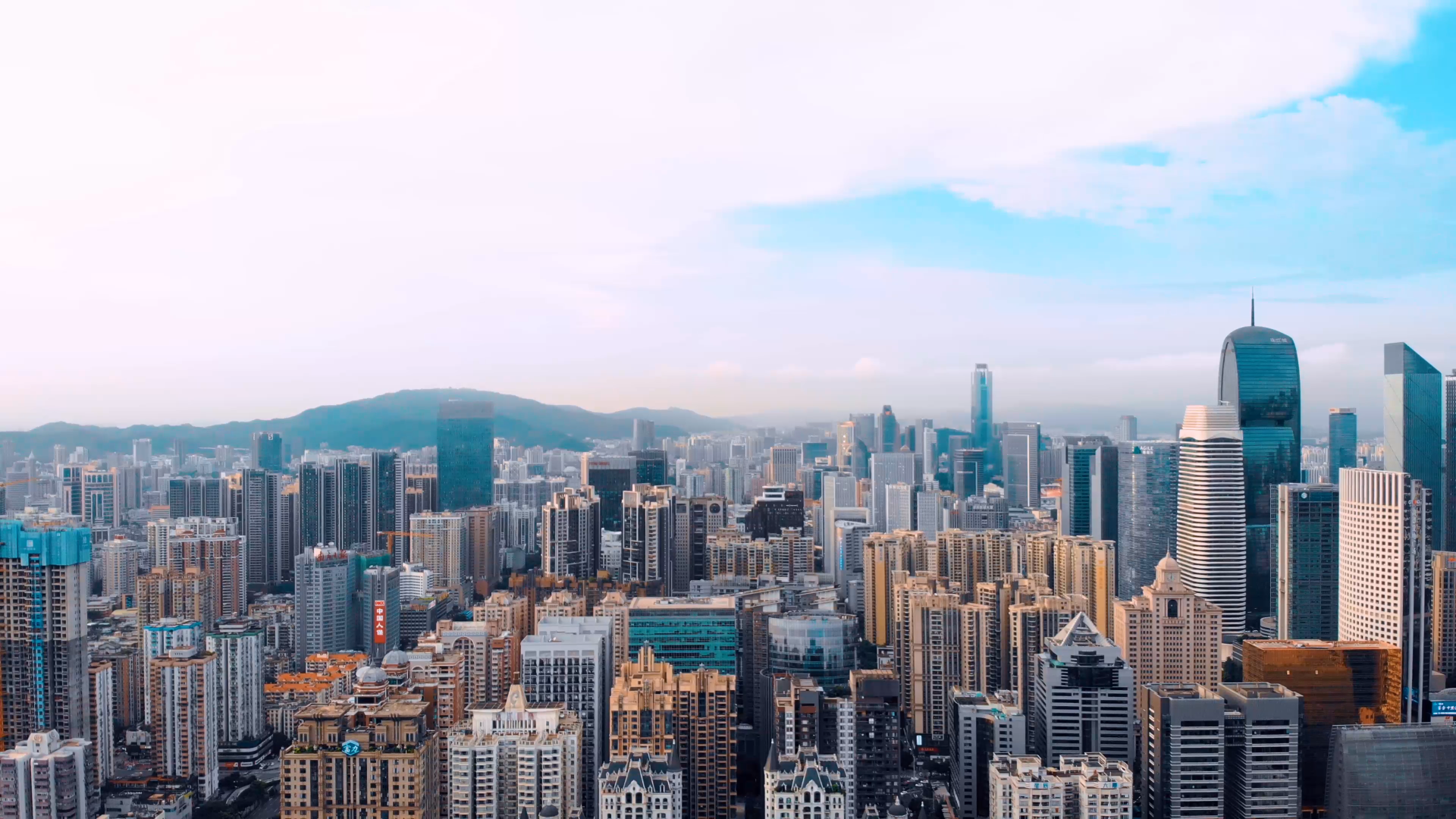 4k航拍超清画质晴天俯瞰繁华城市视频的预览图