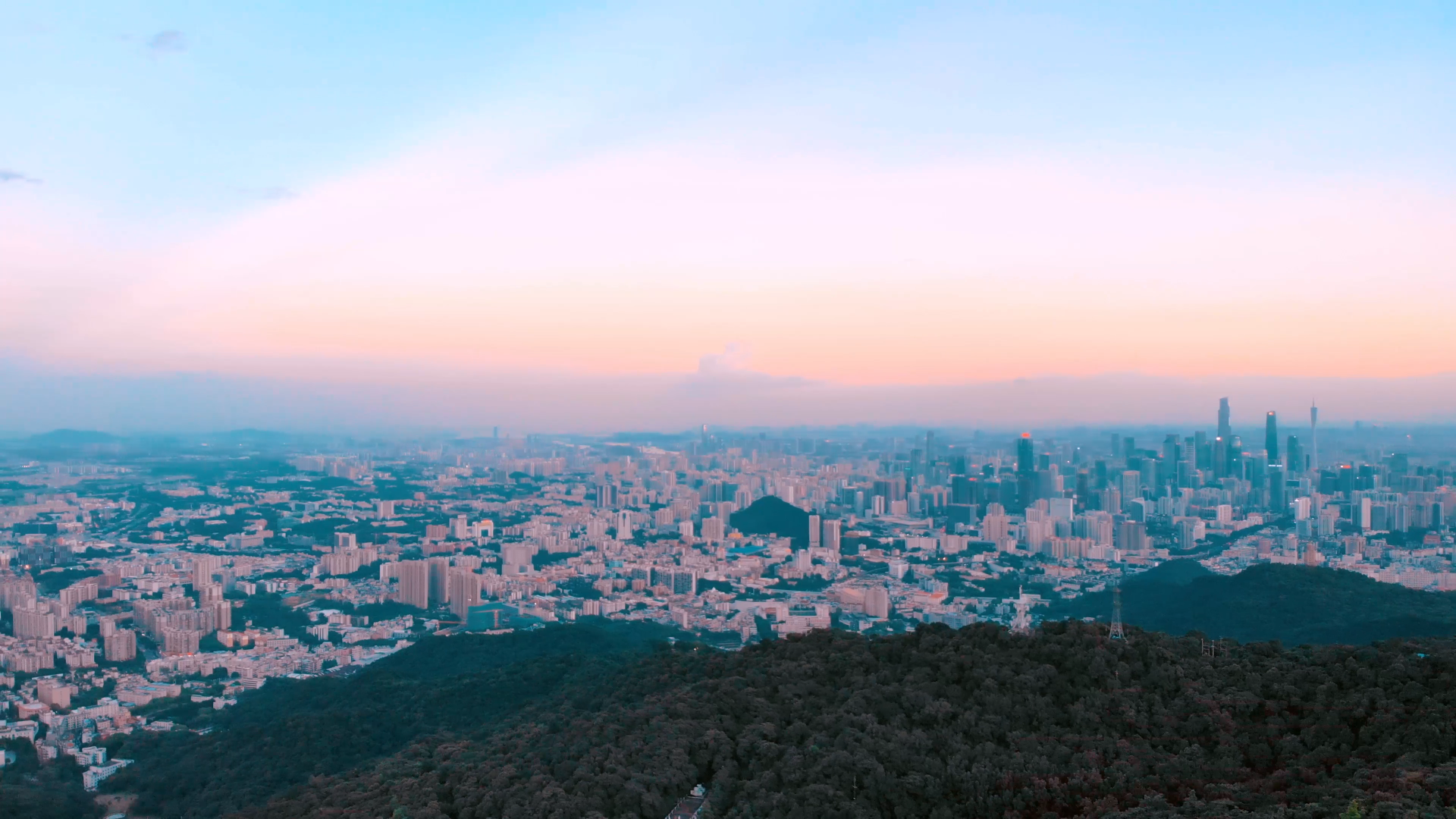 4k航拍俯瞰夕阳下的广州城视频的预览图