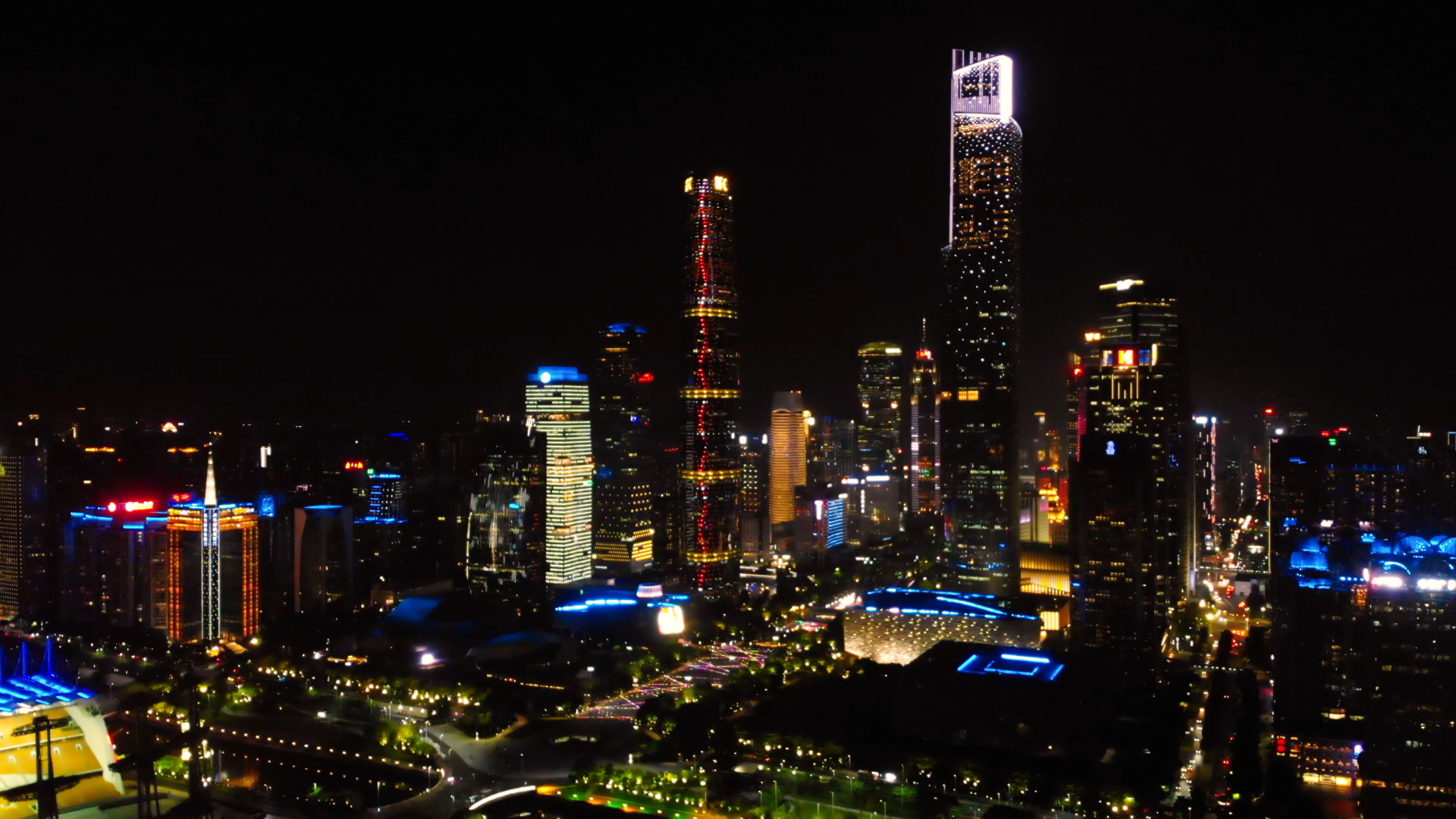 4K航拍俯瞰珠江新城CBD城市夜景视频的预览图