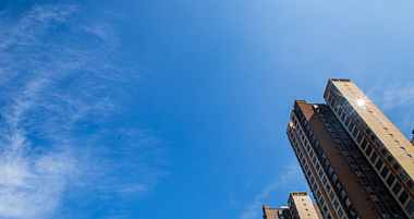 都市高楼蓝天下延时摄像作品视频的预览图