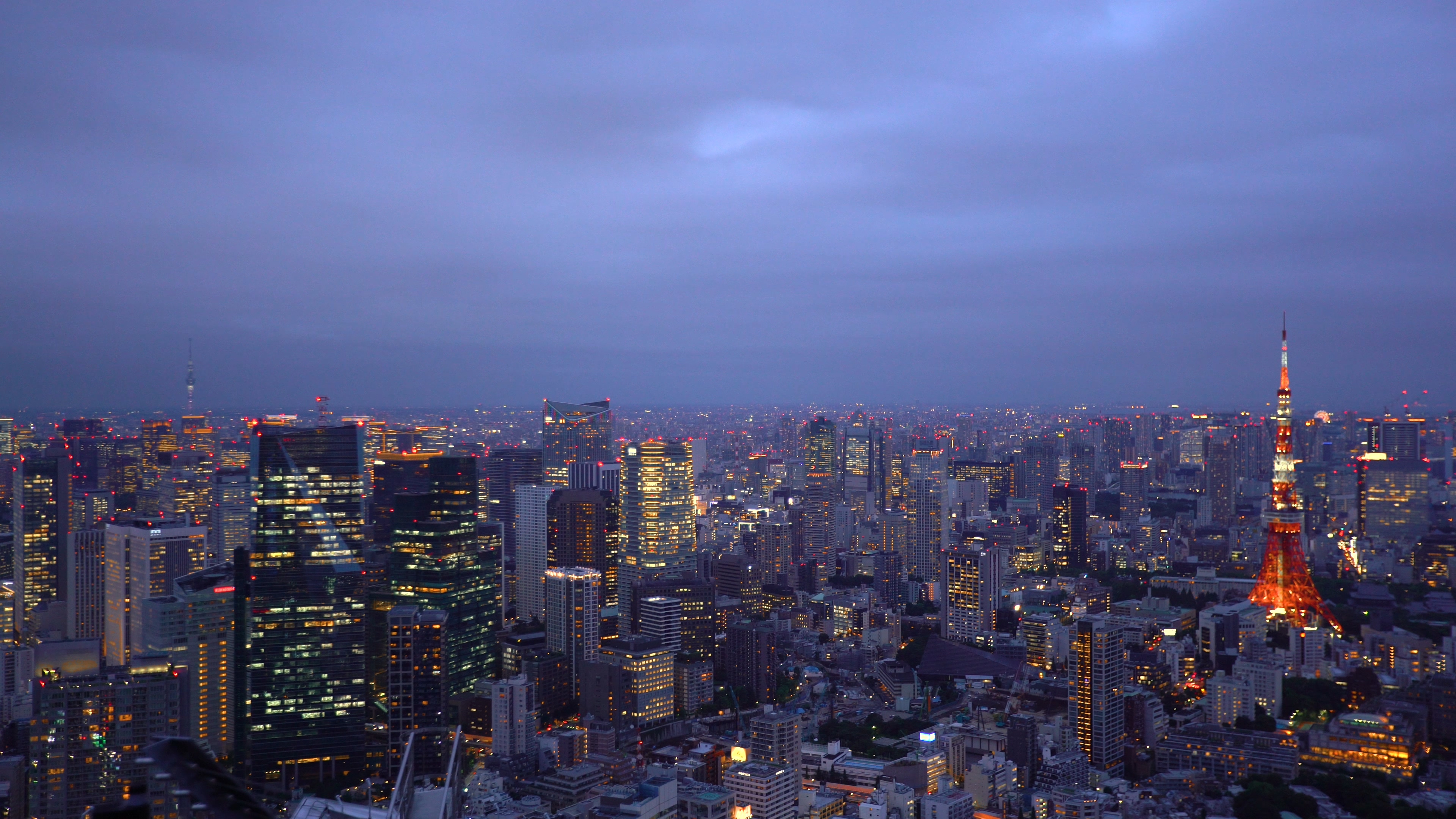 4K航拍夜幕下的东京视频的预览图