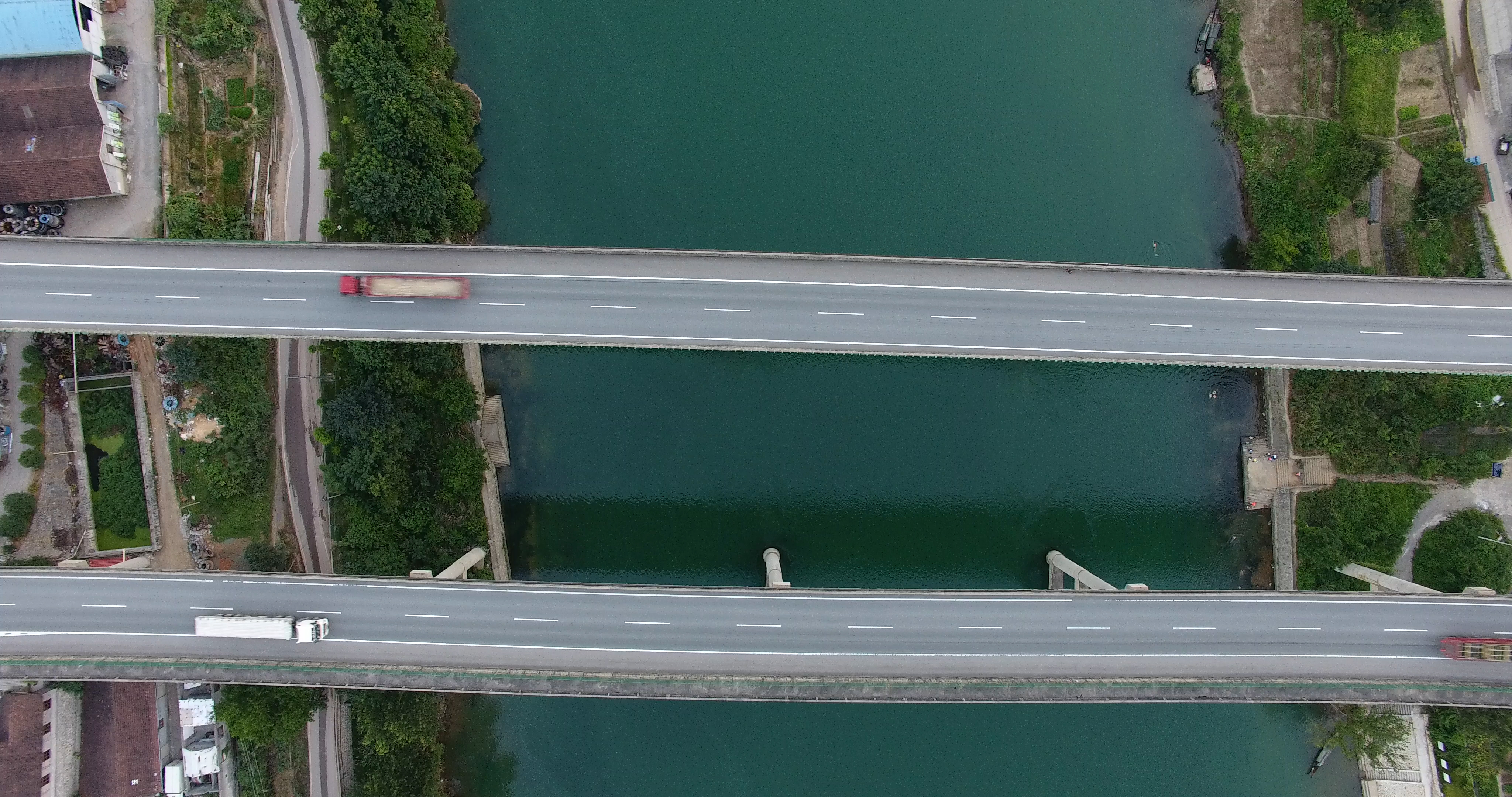 4K航拍跨河高速路桥视频的预览图