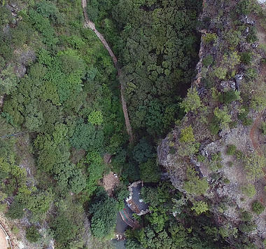 4K垂直航拍险峻峡谷视频的预览图