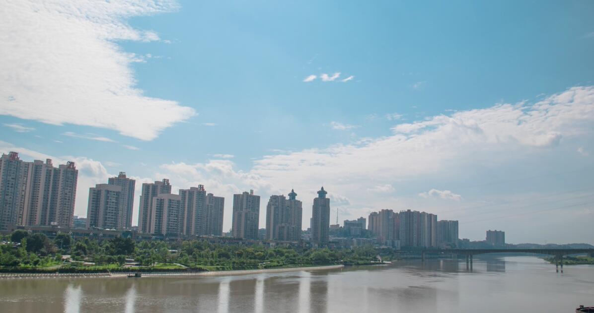 滨江路上涪江城里建筑摄影图视频的预览图