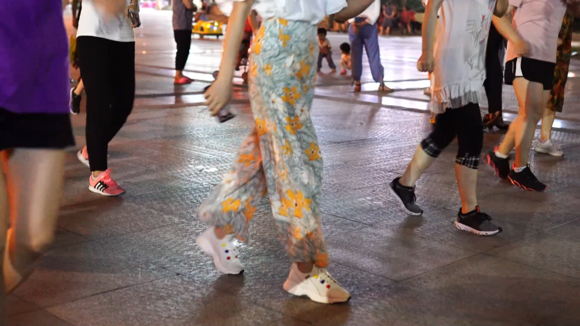 夜间广场舞小姐姐齐步跳视频的预览图