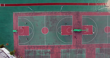 4K垂直航拍篮球场运动视频的预览图