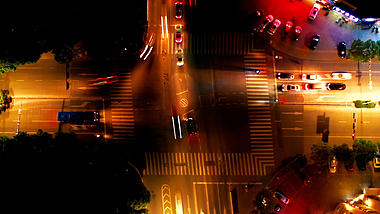 俯拍夜晚交通路口延时1080P视频的预览图