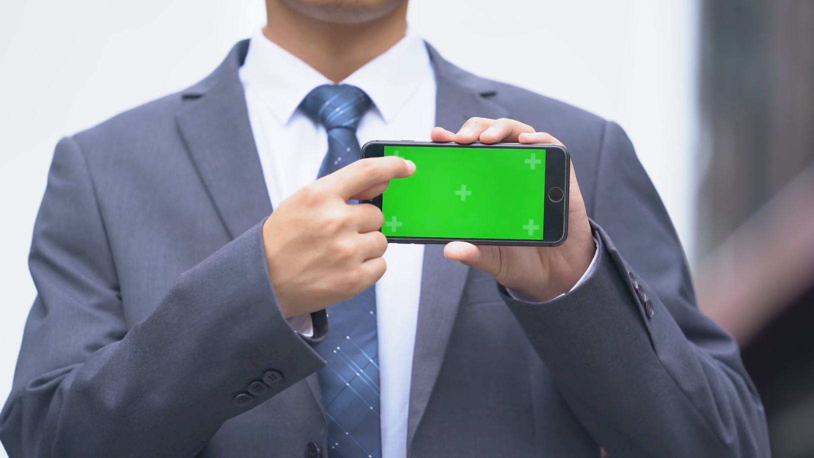 商务绿布抠像人物拿着手机展示后期视频的预览图