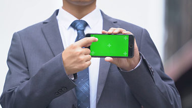 商务绿布抠像人物拿着手机展示后期视频的预览图