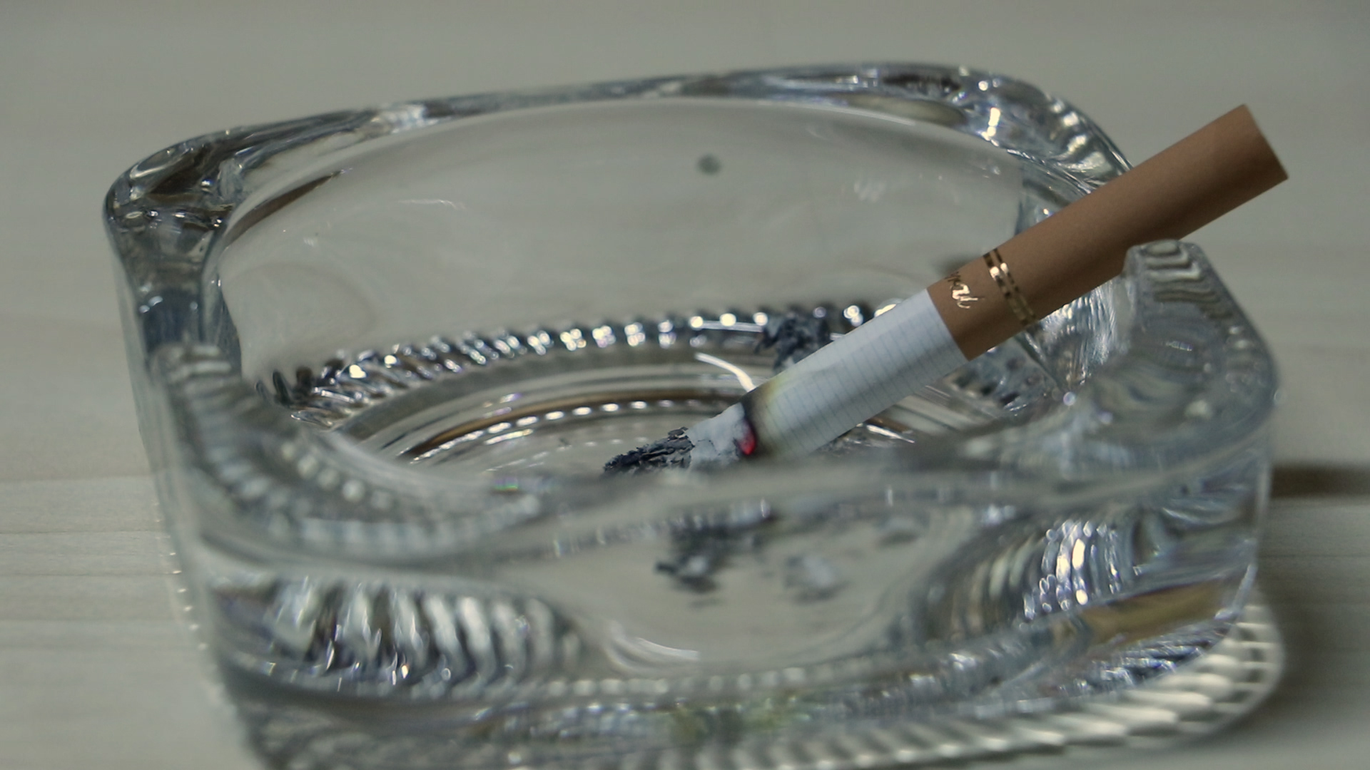 1080p实拍烟灰缸中燃烧的烟视频的预览图