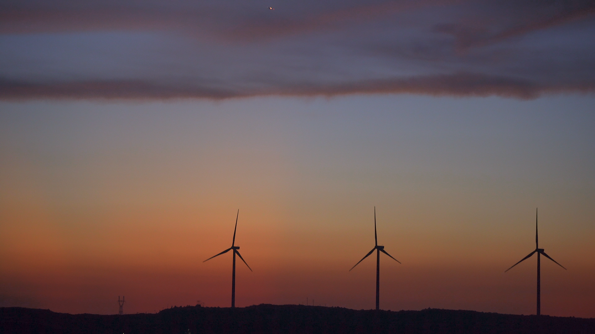 4K高画质夕阳下的风车视频的预览图