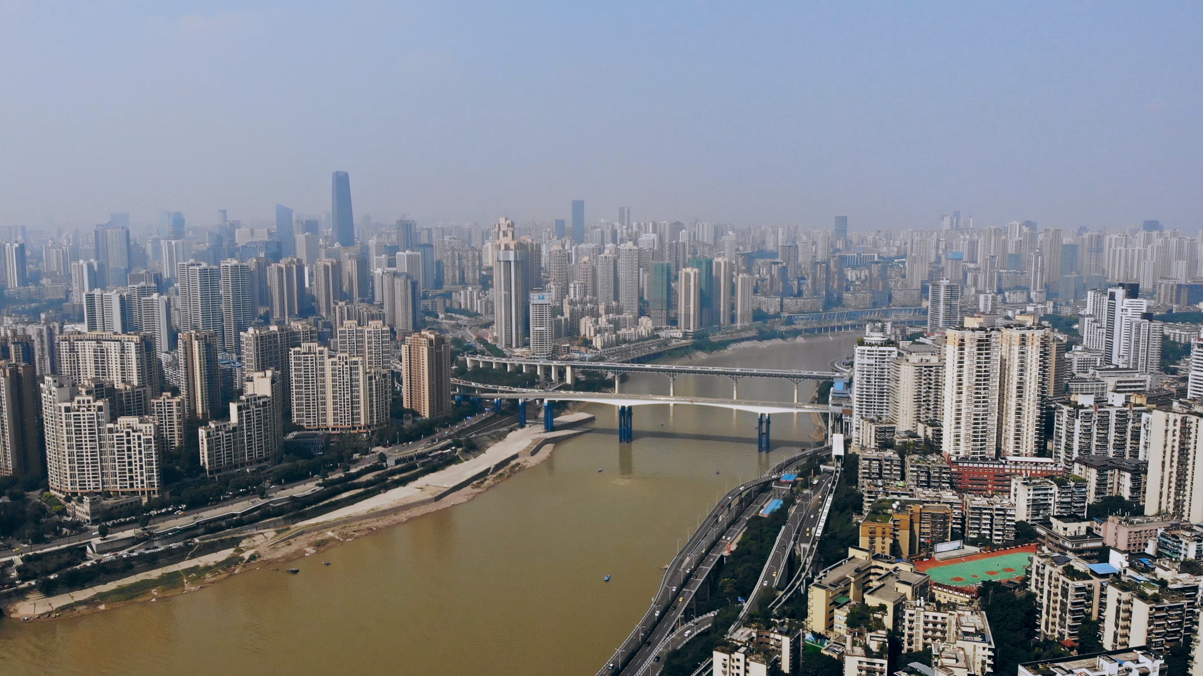 4K航拍晴天重庆嘉陵江城市群风貌视频的预览图