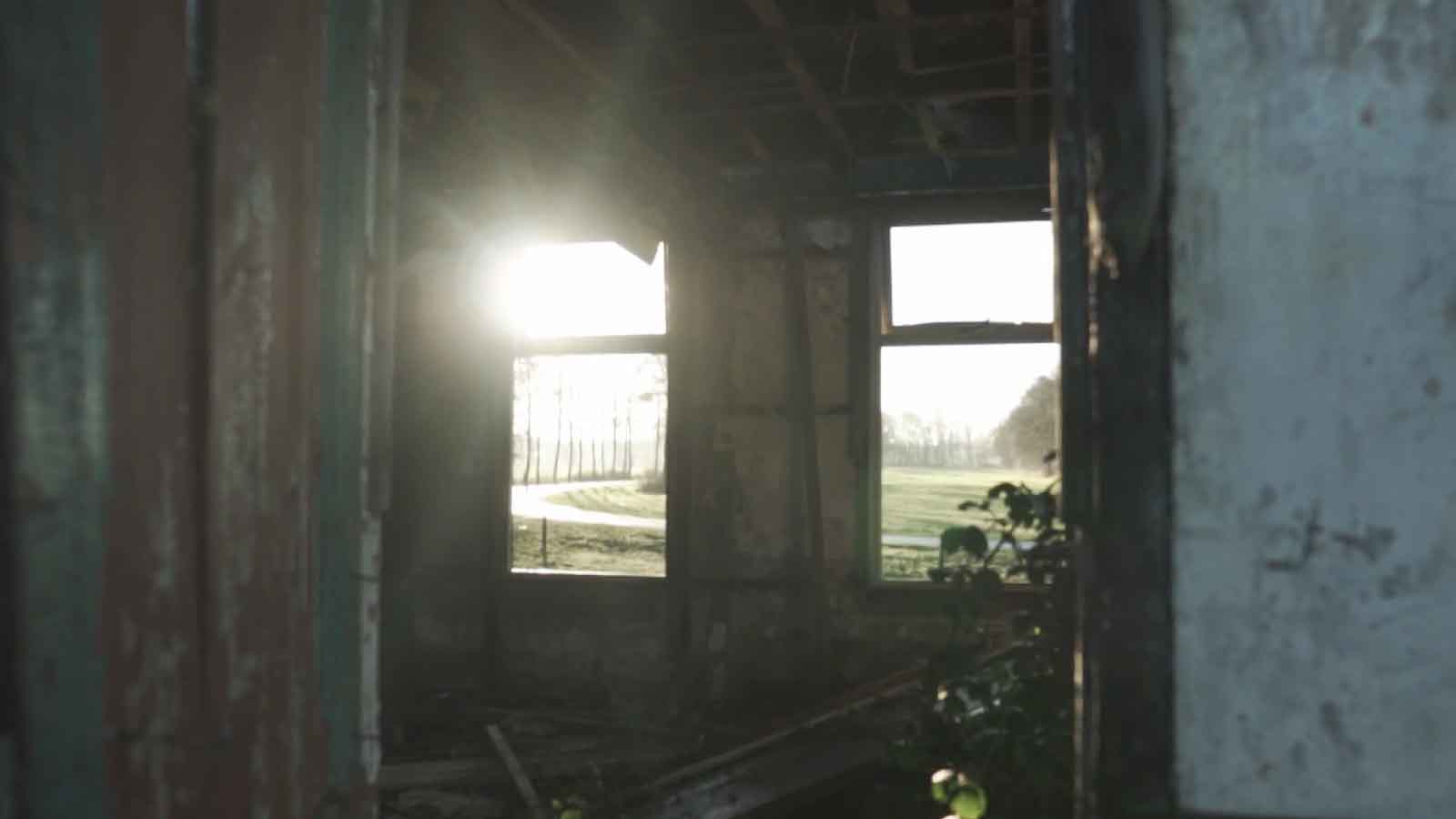 清晨废弃旧屋阳光高清视频视频的预览图