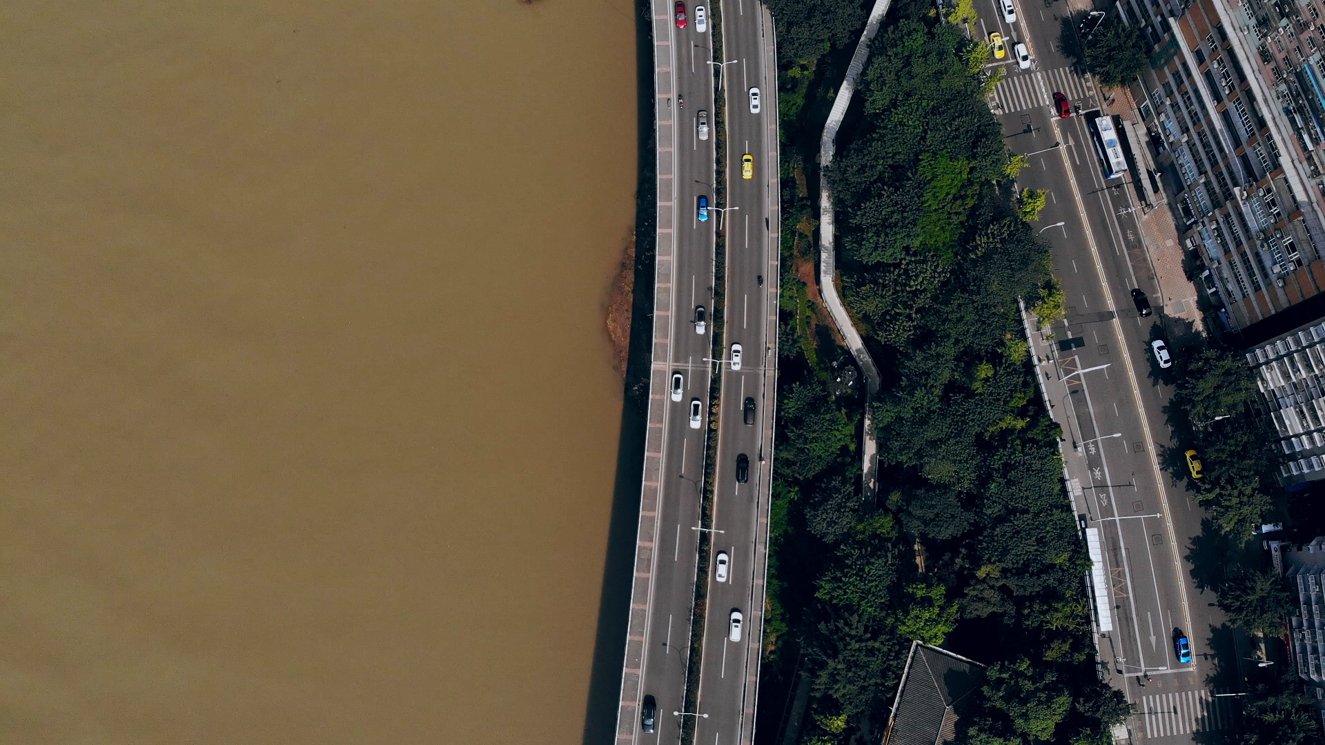 4K航拍俯瞰江边密集车流视频的预览图