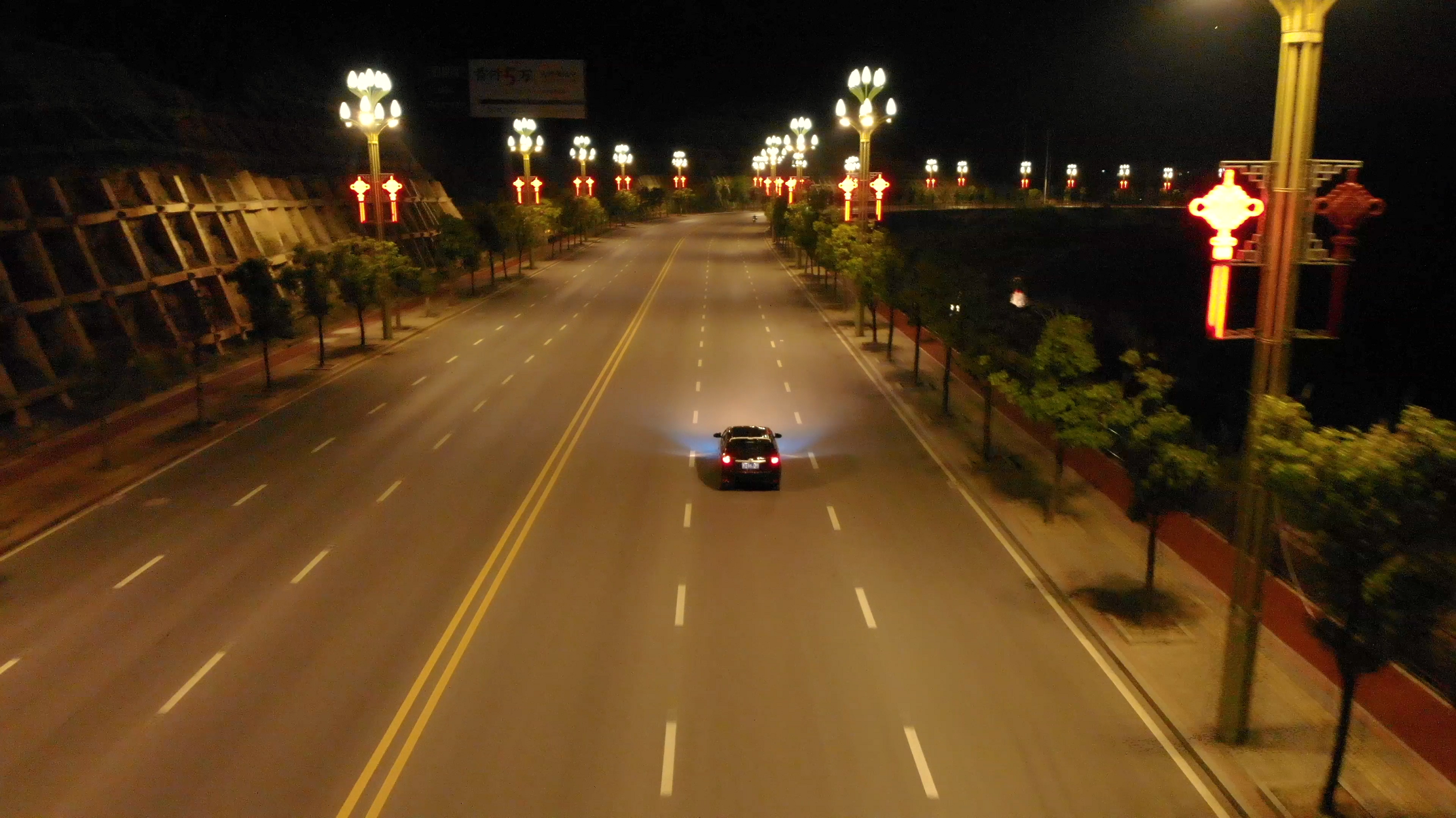 4K航拍夜晚道路跟车视频的预览图