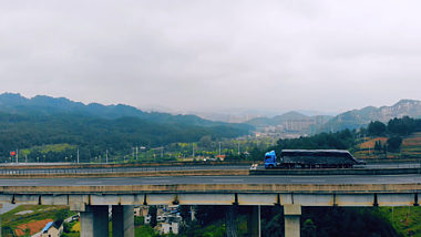 4K航拍山间高架大桥行车视频的预览图