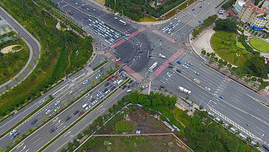 4k一线城市多车道道路交通航拍视频的预览图