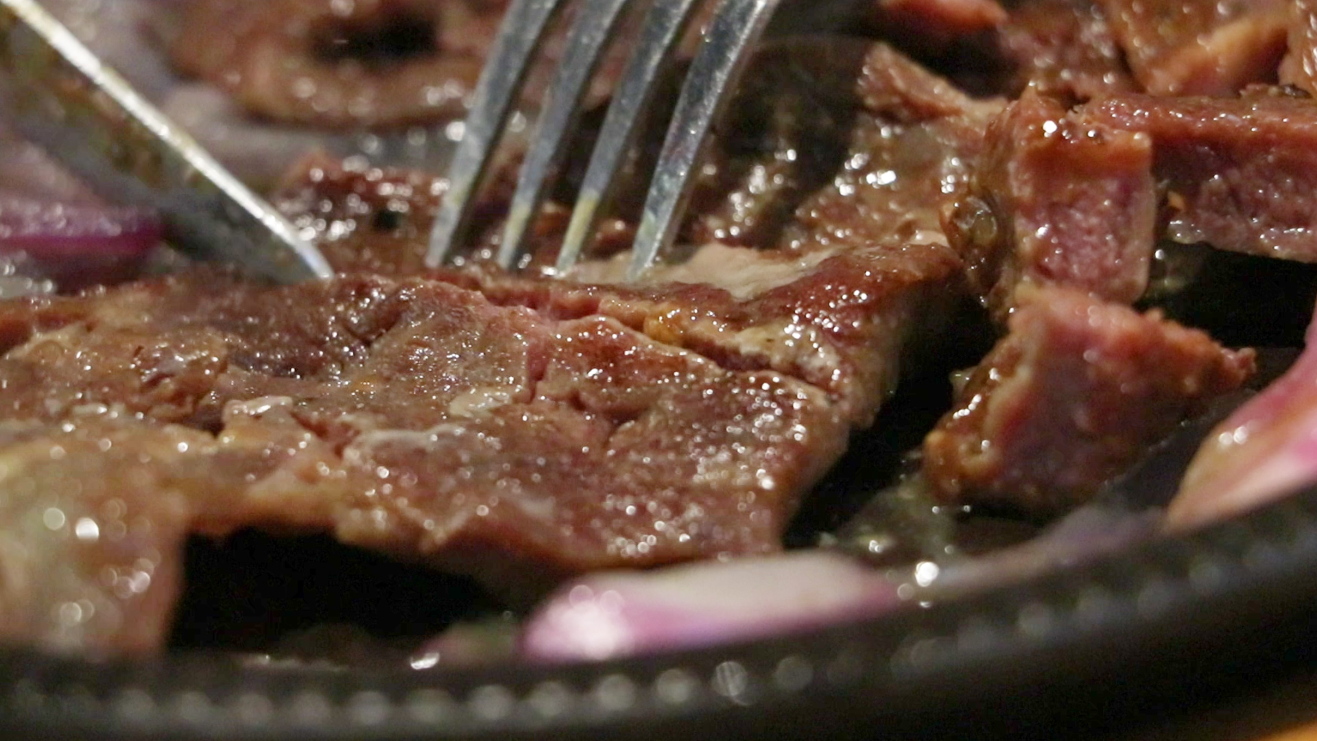 1080p西餐厅刀叉吃牛排视频的预览图