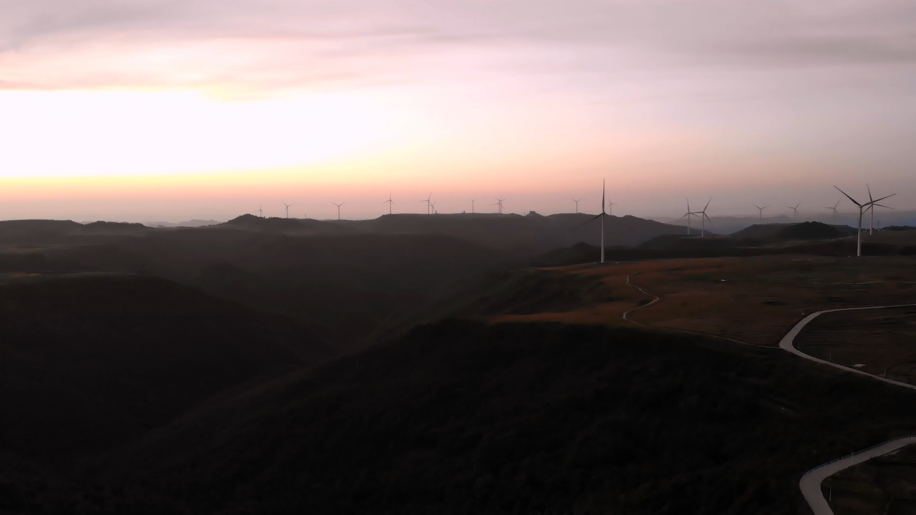 4K航拍高原夕阳下的风车视频的预览图