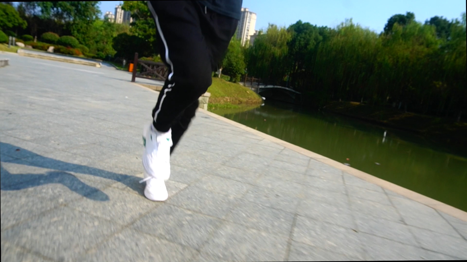 1080P公园人物跑步背影和特写慢镜头视频的预览图