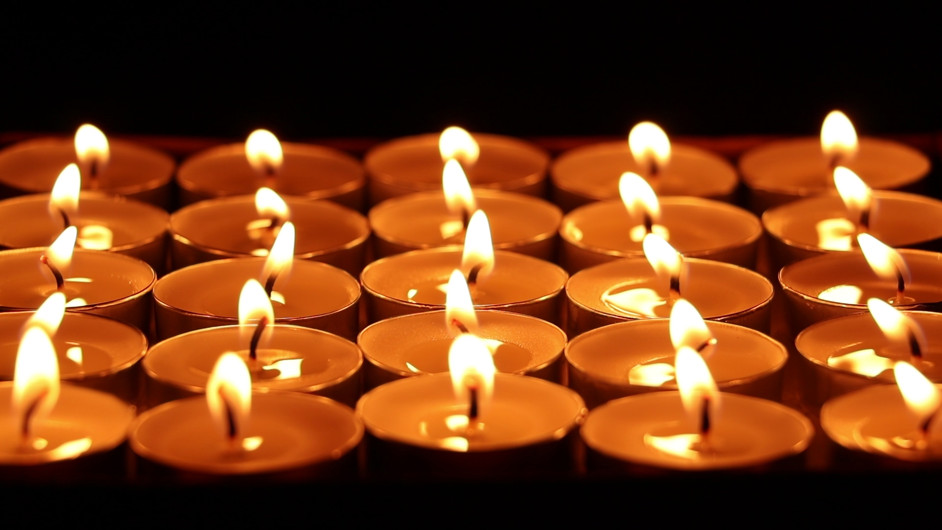 1080p实拍燃烧的祈福蜡烛矩阵视频的预览图