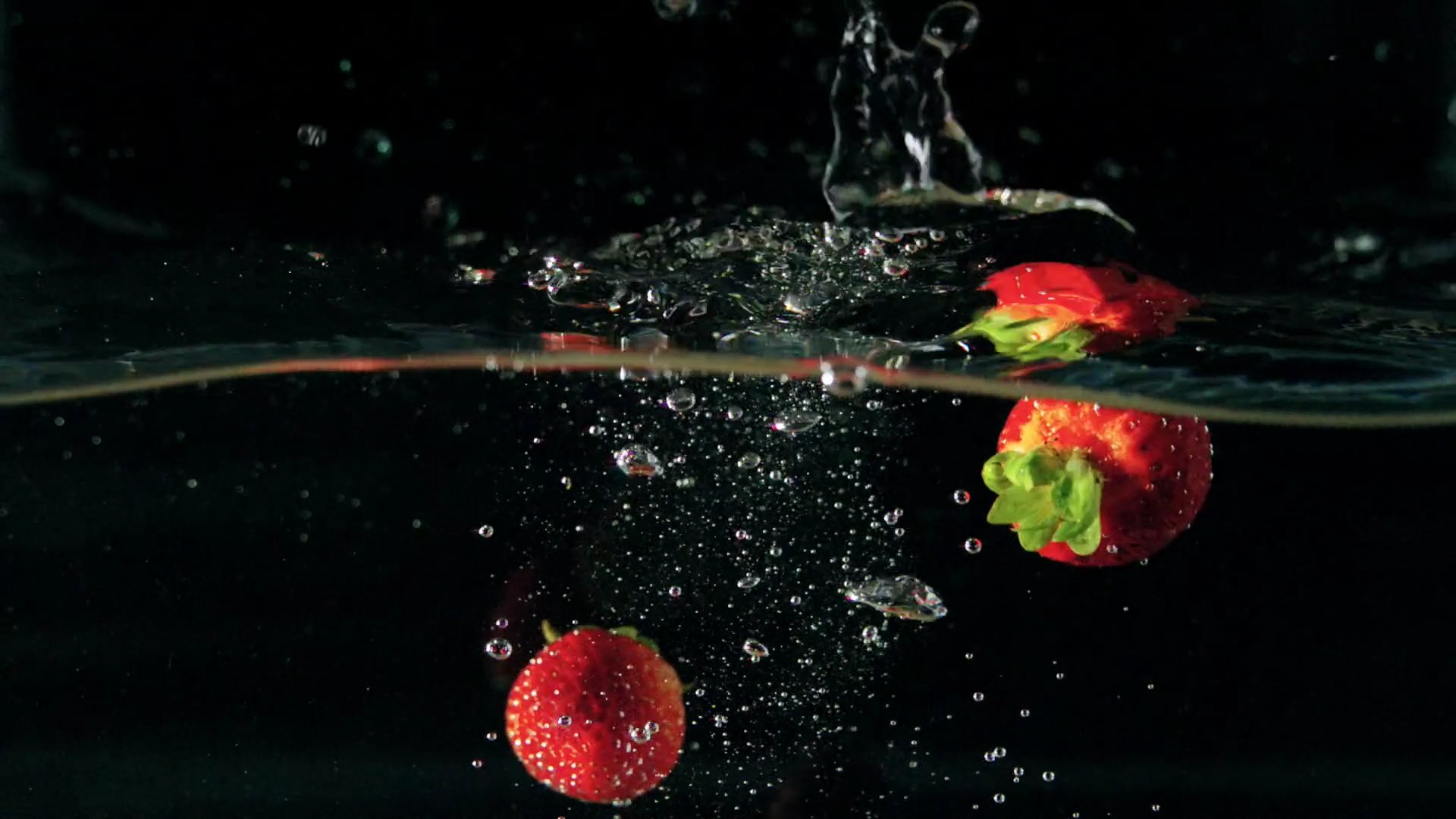 1080P高清草莓水果落入水面特写实拍视频的预览图