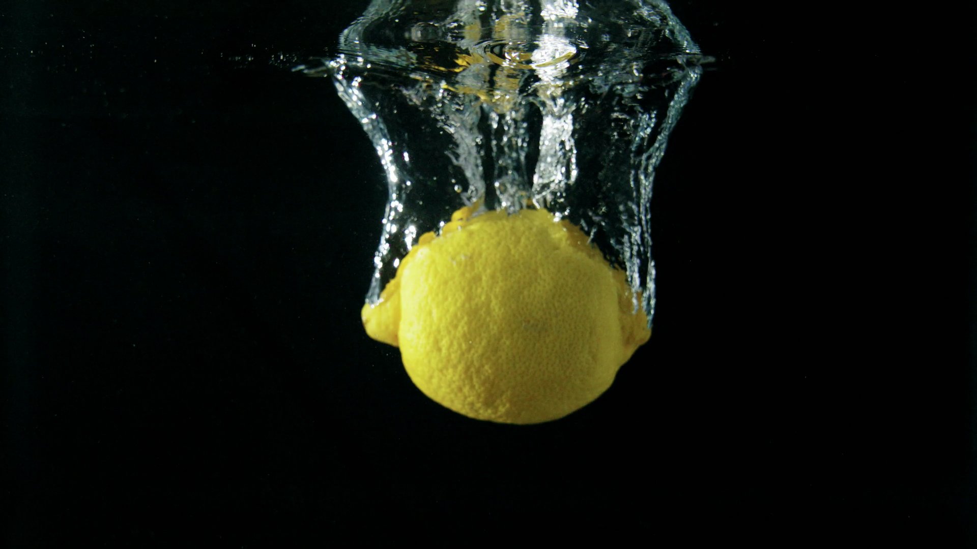 1080P柠檬水果坠落特写高速摄影实拍视频的预览图