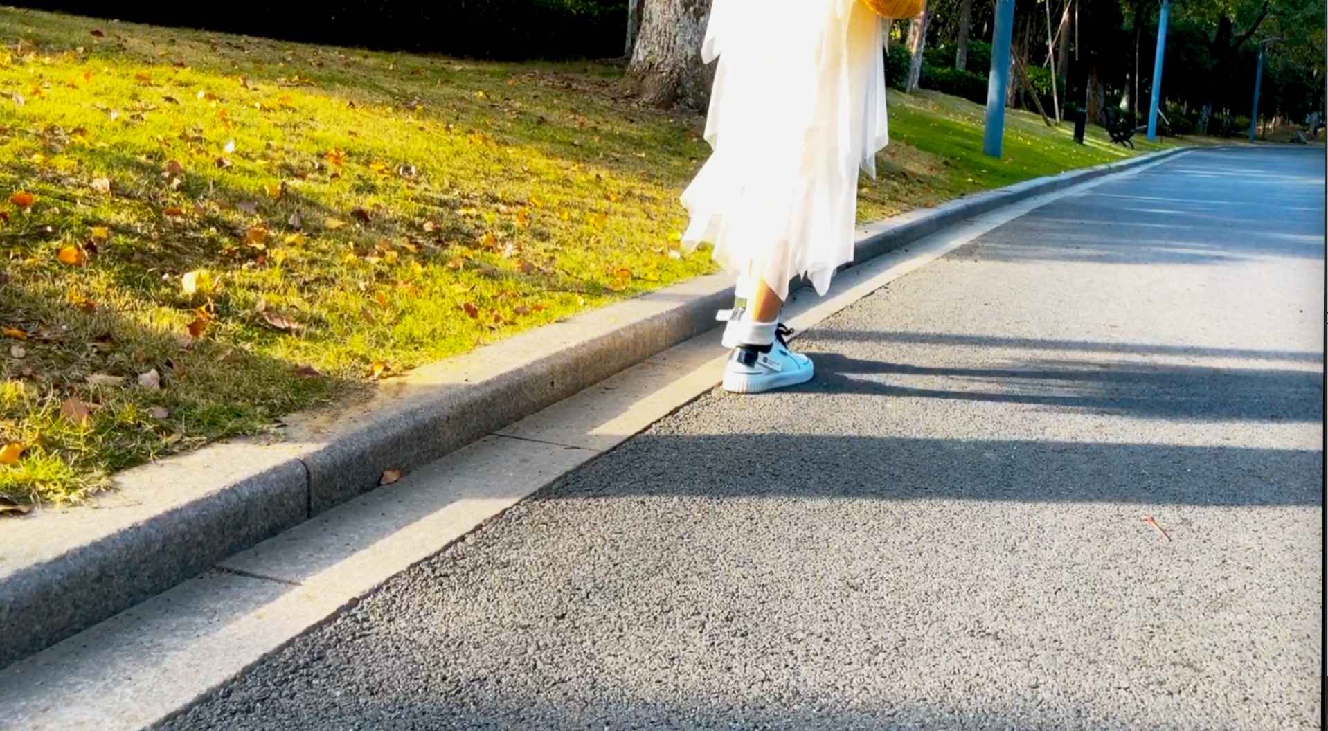 1080p实拍人物摆裙行走视频的预览图