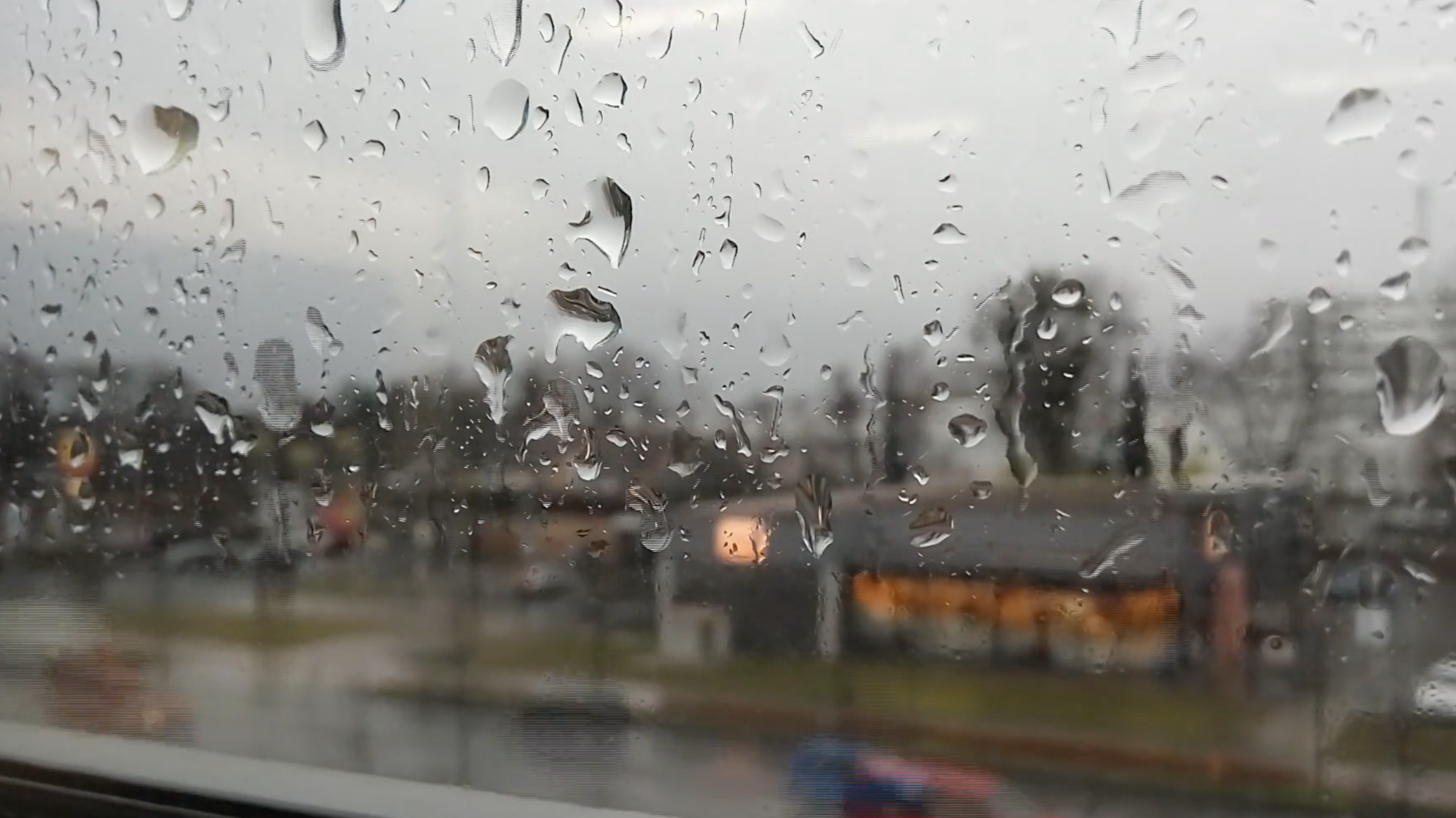 1080P下雨秋季玻璃倒映高清视频视频的预览图