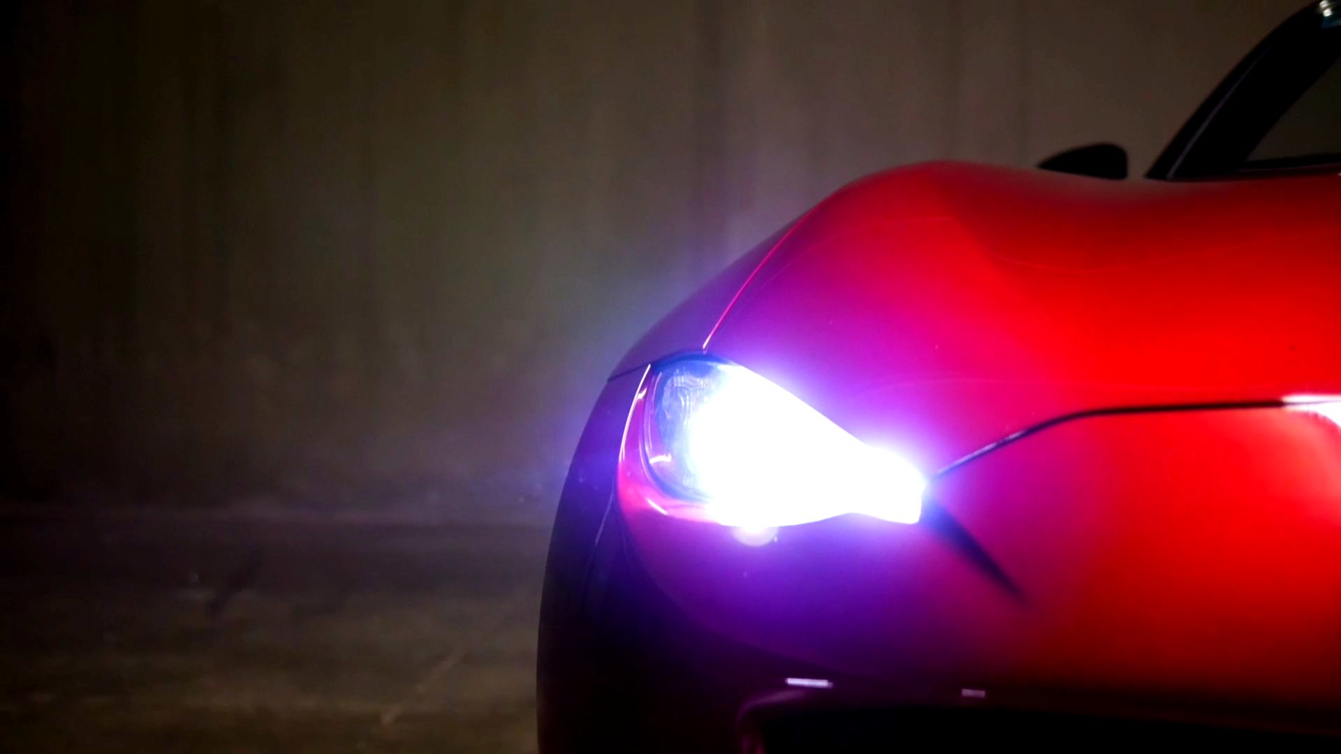 1080P红色轿跑跑车车灯车库实拍视频的预览图