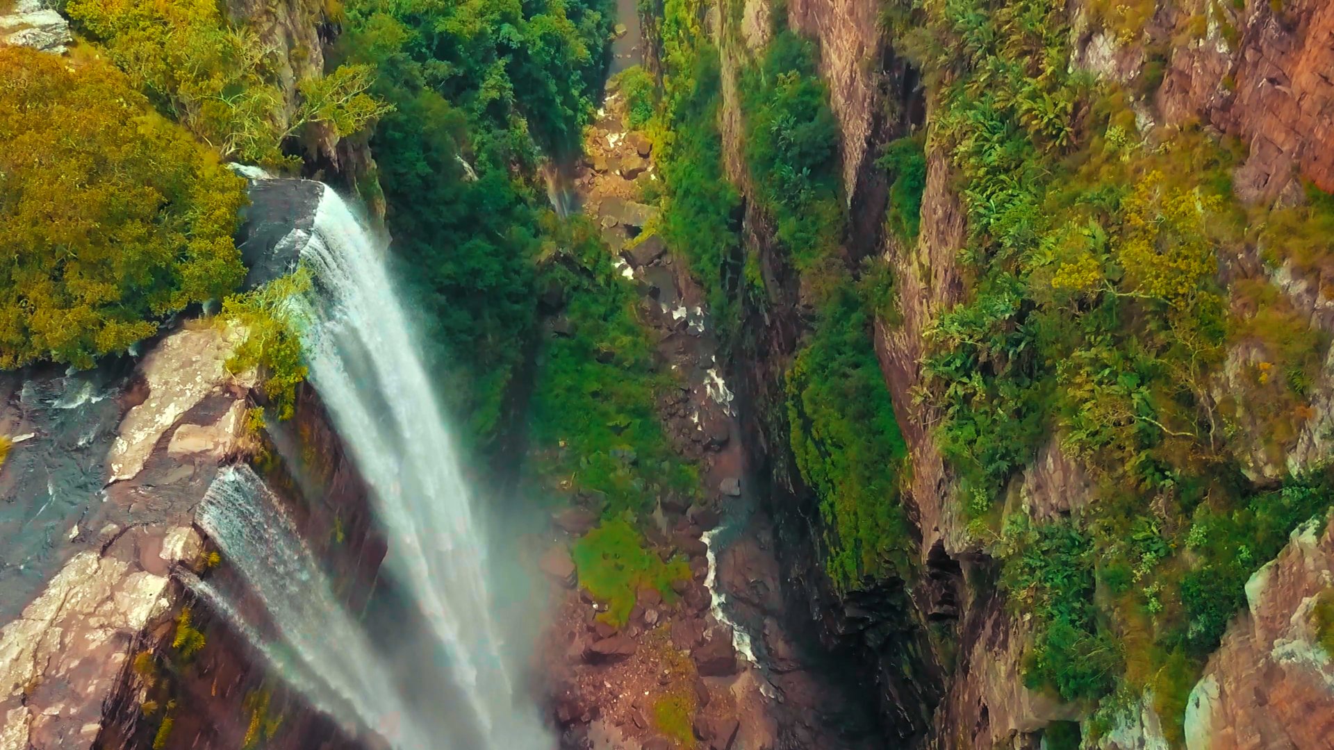 1080p山谷沟壑瀑布壮观航拍实拍视频的预览图