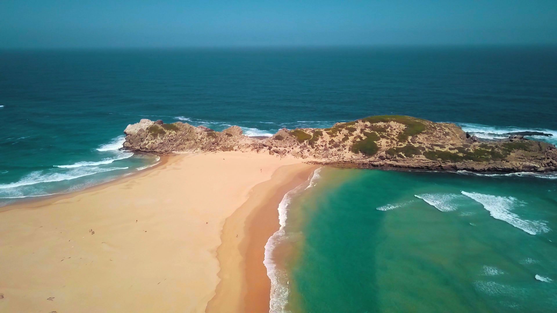 1080P阳光沙滩海岸海浪高清实拍视频的预览图