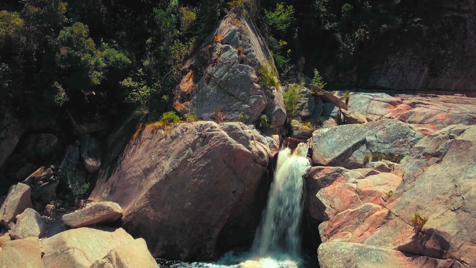1080P航拍山泉瀑布森林公园实拍视频的预览图