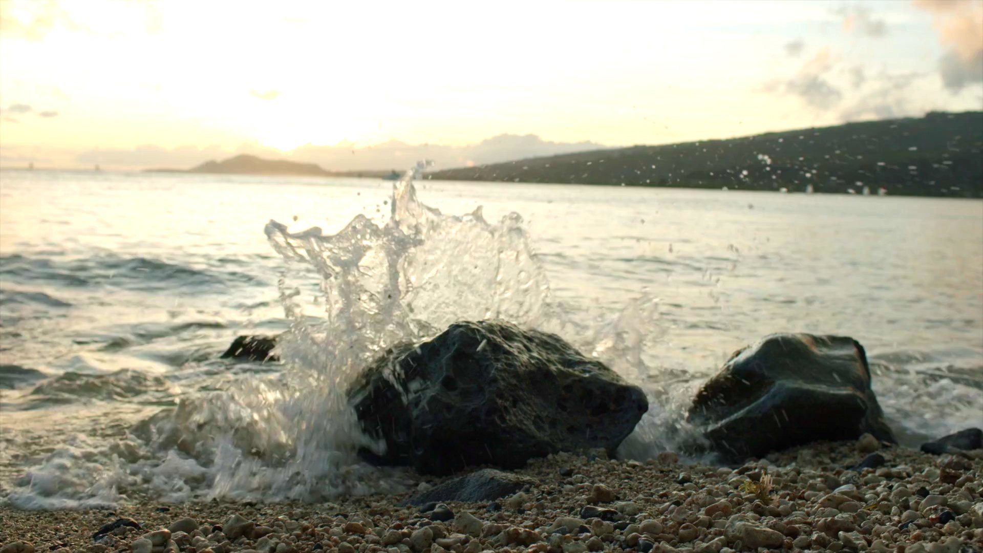 1080P海边浪花沙滩爱护环境实拍视频的预览图