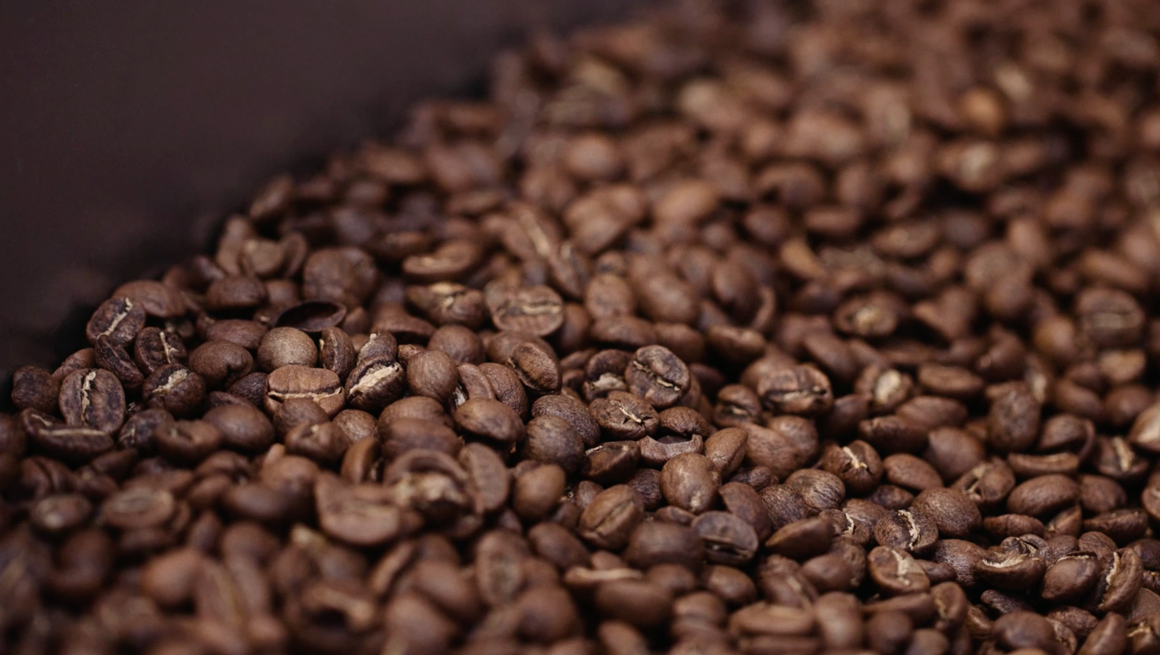 1080P咖啡豆翻动唯美高清视频视频的预览图