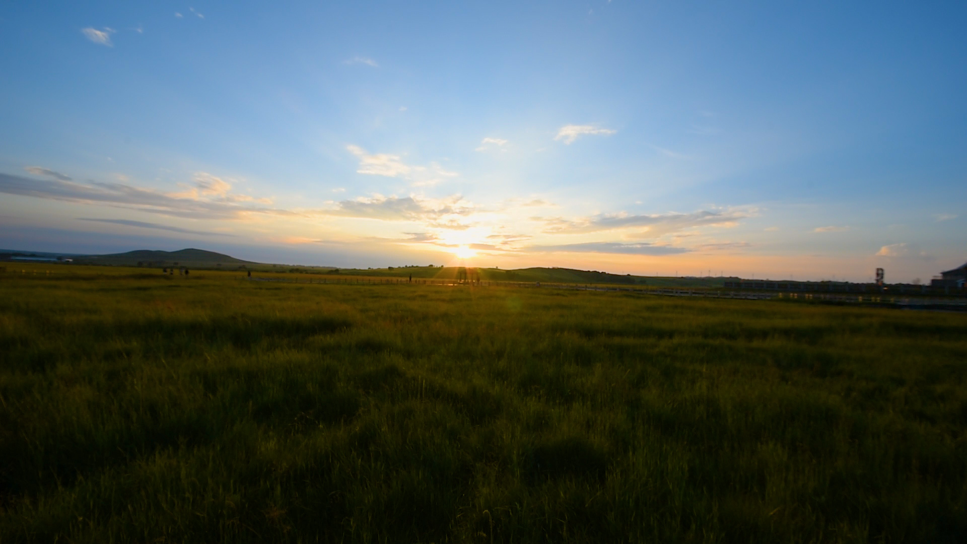 1080P草原上的日落时分金色天空延时镜头视频的预览图