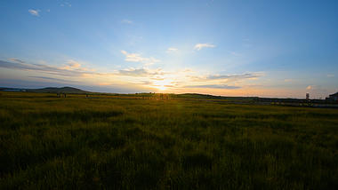 1080P草原上的日落时分金色天空延时镜头视频的预览图