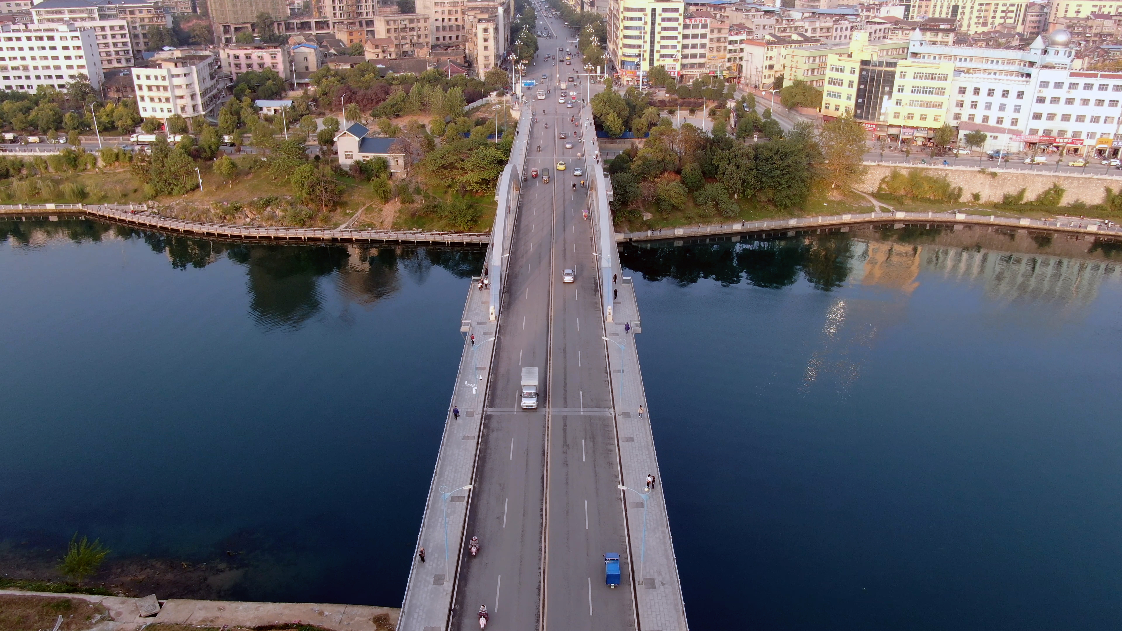 1080P跨河大桥车流量视频的预览图