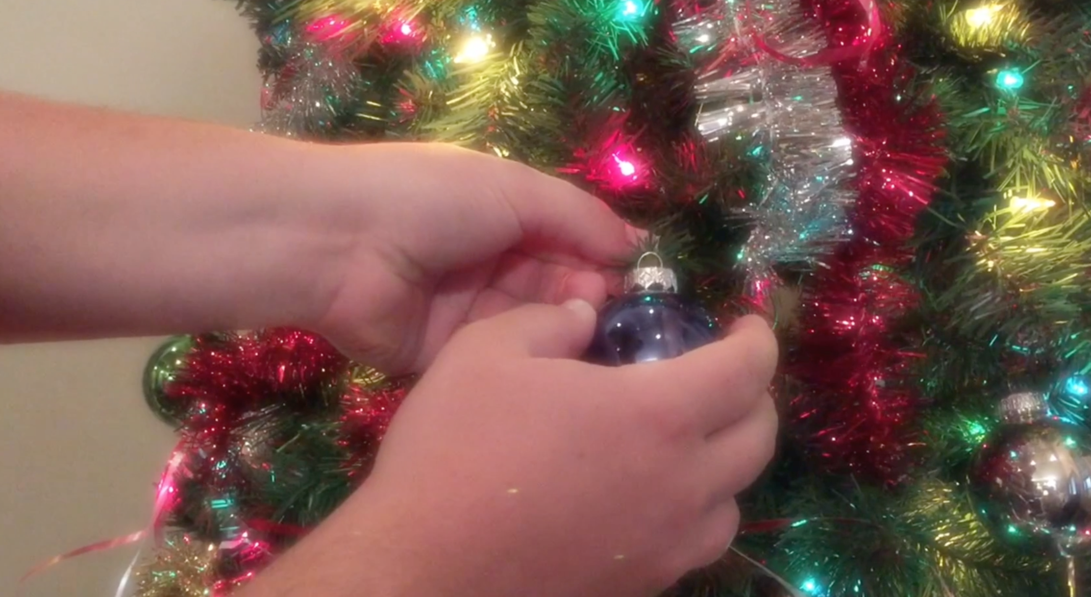 1080P圣诞树手挂礼物高清视频视频的预览图