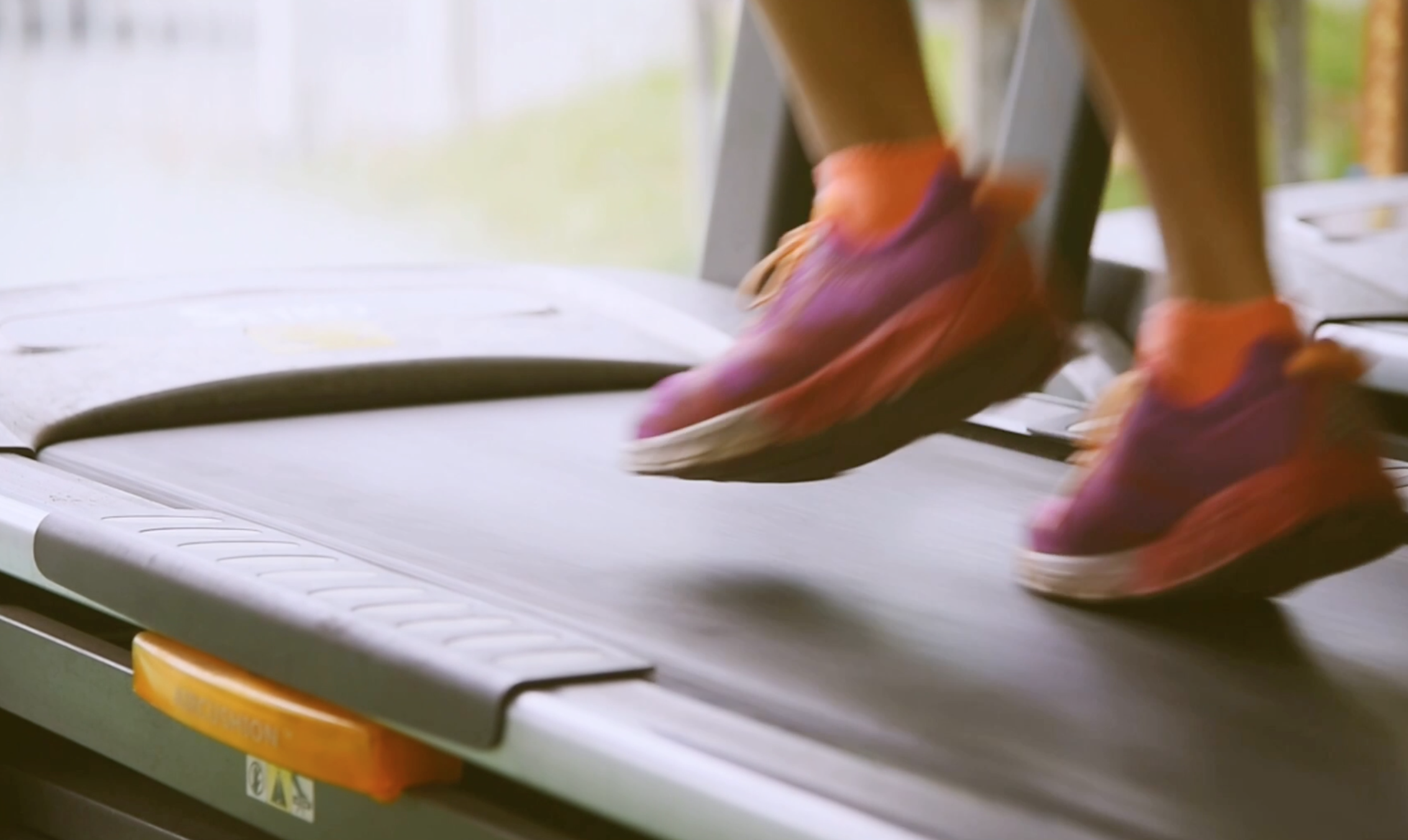 1080P健身房女子跑步高清视频视频的预览图