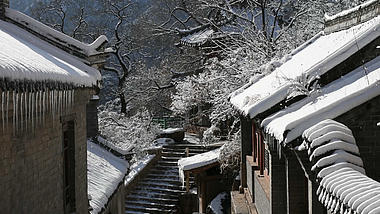 1080P雪中的千山龙泉寺寺庙视频的预览图